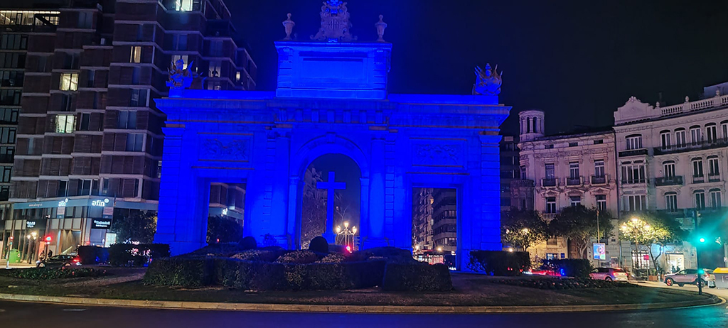 Edificio histórico de la ciudad de Valencia iluminado con el color azul de la Policía Nacional.